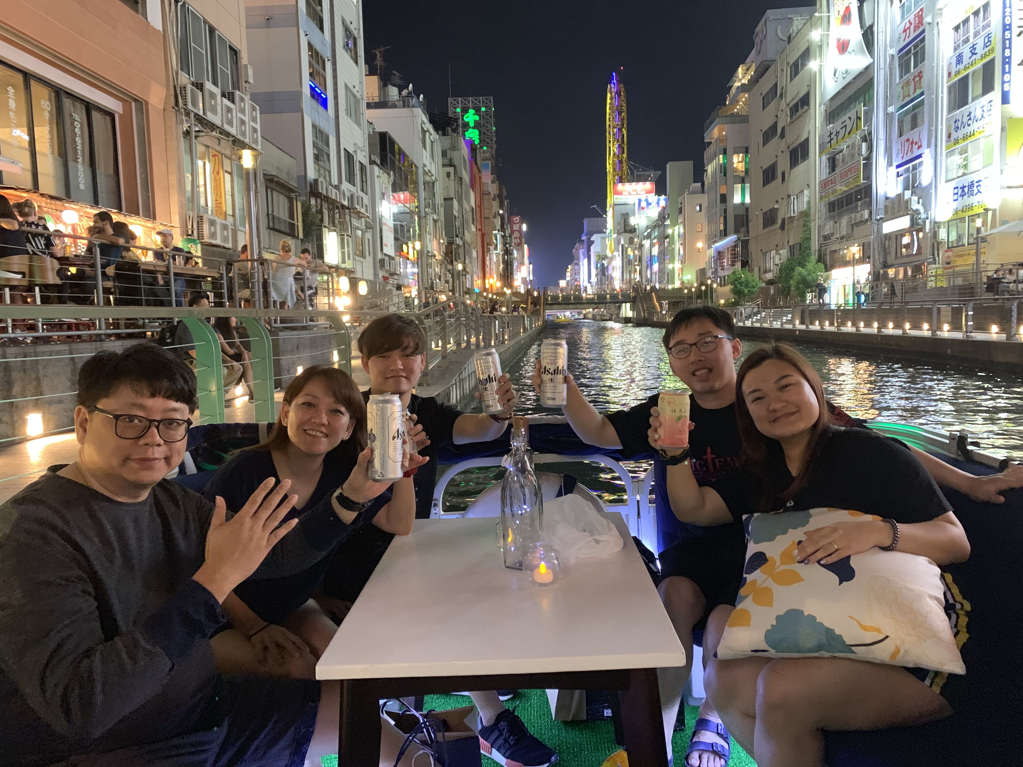 道頓堀觀光遊船 從船上欣賞固力果招牌與熱鬧街景，享受20分鐘的悠閒時光（湊町船著場往返）