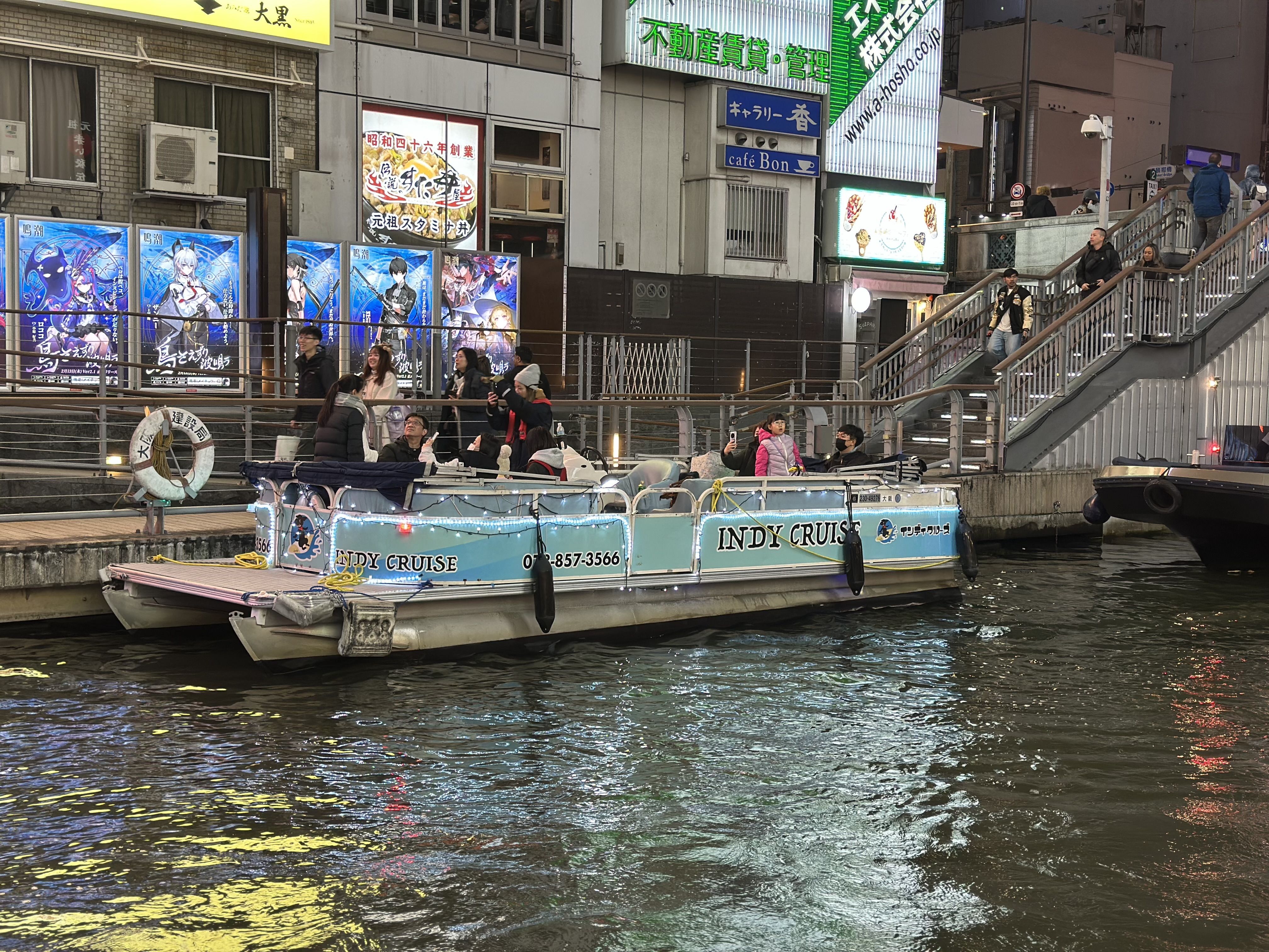 道頓堀觀光遊船 從船上欣賞固力果招牌與熱鬧街景，享受20分鐘的悠閒時光（湊町船著場往返）